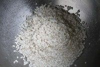 2、黑芝麻糊,糯米淘洗后提前用冷水浸泡一个半小时后将水滤去，糯米备用；