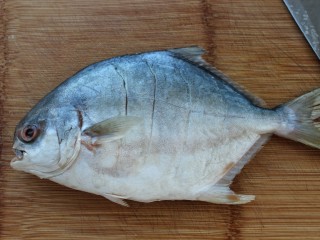 1、红烧鲳鱼,将鲳鱼去除内脏后洗净，在表面划几刀方便入味