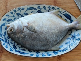 2、红烧鲳鱼,在鱼上倒适量料酒和少许盐涂抹均匀，放置10分钟左右