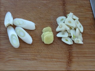 3、红烧鲳鱼,大葱切段，姜、蒜切片