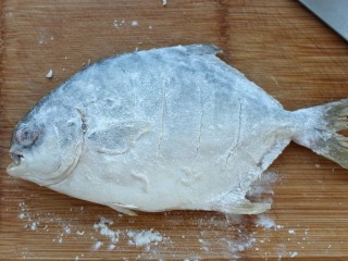 4、红烧鲳鱼,用厨房纸擦干鱼身，两面拍上一层薄淀粉