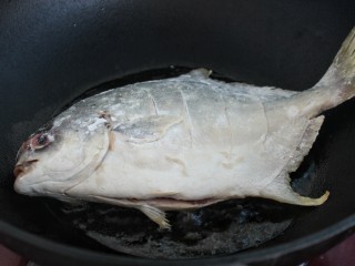 5、红烧鲳鱼,锅中倒适量食用油烧热后，放入鲳鱼小火煎制