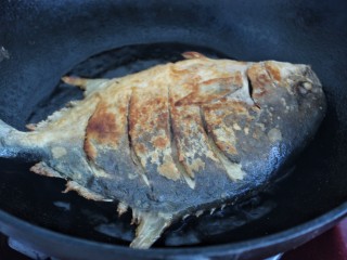 6、红烧鲳鱼,待鱼的两面变成焦黄色取出备用