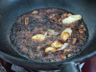 8、红烧鲳鱼,再放入生抽、老抽、料酒、醋