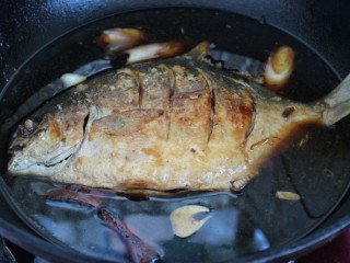 9、红烧鲳鱼,倒入清水，将鱼放入锅中