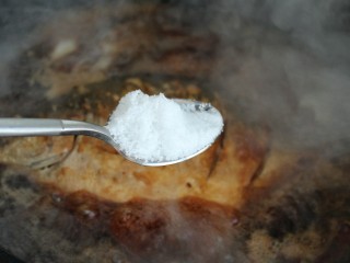 10、红烧鲳鱼,大火烧开后调入糖，改小火烧制半个小时