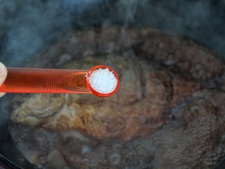 11、红烧鲳鱼,按口味调入盐，用勺子舀起汤汁浇到鱼身上