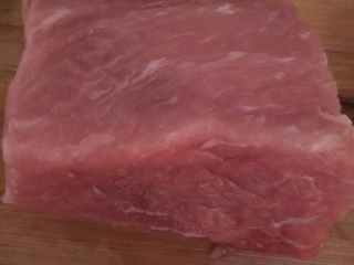 1、家庭版锅包肉,猪里脊切薄片，加盐，料酒，胡椒粉适量味一下