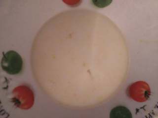 2、家庭版锅包肉,活热油，把味好的猪肉片先沾干淀粉沾满，再沾湿淀粉，湿淀粉也要调的很浓稠，沾一片下锅一片