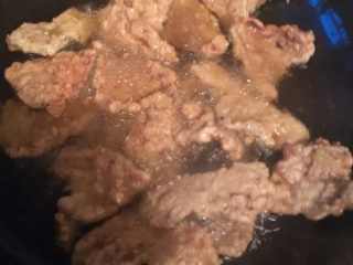 3、家庭版锅包肉,炸到筷子碰到肉的时候感觉到脆时捞出