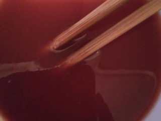 5、家庭版锅包肉,把锅里剩下的油倒别的碗里，调一碗汁:一袋番茄酱，白醋适量，白糖两大勺，淀粉，水