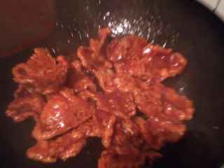 6、家庭版锅包肉,把汤汁倒进锅里，待汤汁稍浓稠之后倒入肉片翻炒