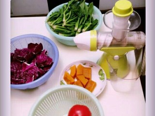 1、制作多彩蝴蝶面,我用了菠菜，紫甘蓝，西红柿，老南瓜，还有就是很普通的面粉，还有原汁机一部