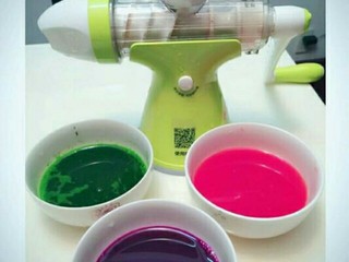 3、制作多彩蝴蝶面,摇出所有的汁，完工是不是很漂亮呢