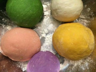 4、制作多彩蝴蝶面,把每种颜色的蔬菜汁搅拌进面粉里，如果觉得用手揉面很累，也可以用榨汁机，把果汁头去掉（我这里是用果语原汁机）