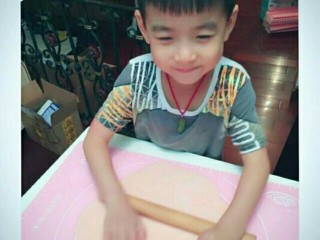 5、制作多彩蝴蝶面,将面团擀成面片状，绝对不要太厚，否则就成不了蝴蝶了