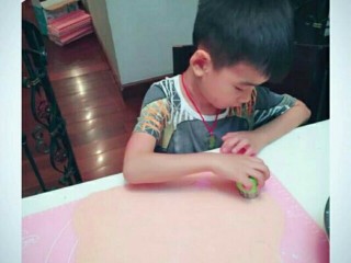 6、制作多彩蝴蝶面,可以使用磨具，如果没有磨具，只要两个一块硬币大小的圆圈圈就可以