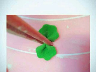 7、制作多彩蝴蝶面,蝴蝶来啦，不用其他工具，我们都是家庭给自己娃吃，就使用家里的筷子