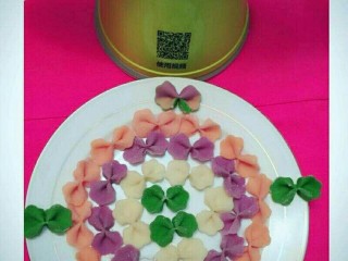 8、制作多彩蝴蝶面,盘子里最上面那只蝴蝶是彩虹色，就是把每种颜色叠在一起