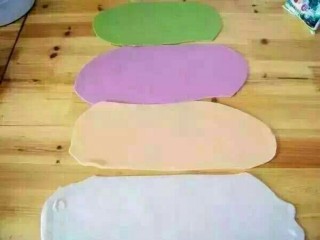 9、制作多彩蝴蝶面,擀成片