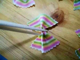 13、制作多彩蝴蝶面,用筷子一夹，好了