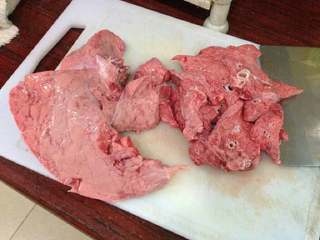 1、【橄榄炖猪肺】清肺止咳汤,猪肺用清水冲洗干净，切块，大点吧，煮了会缩小些的。