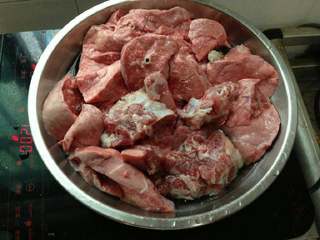 2、【橄榄炖猪肺】清肺止咳汤,放在一个盆里，最好用大点的盆，我这个小了，放入盐，用手抓洗。然后用水冲洗。加入洗净的几块猪骨一起焯水。