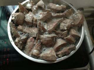 3、【橄榄炖猪肺】清肺止咳汤,焯水后洗去浮末。