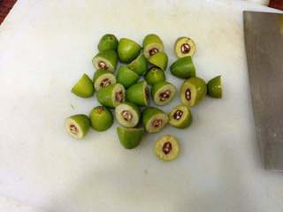 4、【橄榄炖猪肺】清肺止咳汤,青橄榄洗净切成两半。