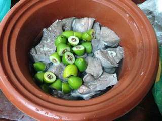 5、【橄榄炖猪肺】清肺止咳汤,全部材料一起放入炖锅，加水一起炖煮约1小时。出锅加少许盐调味即可。