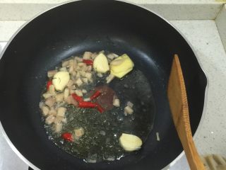 1、新疆大盘鸡,把姜蒜等用油煸香