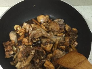 2、新疆大盘鸡,放入焯好的鸡块翻炒，加入酱油，老抽和糖