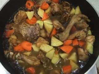 4、新疆大盘鸡,加入凉水，基本没过鸡块即可。水开后，盖上盖子，转小火焖煮30分钟，期间翻动一次。