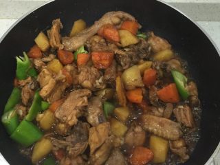 5、新疆大盘鸡,出锅前放入切好的青椒，放入食盐调味，即可出锅！