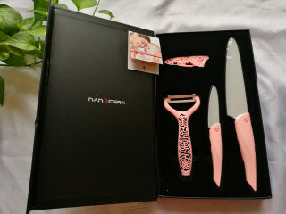 2、砂锅版糖水梨罐头,2、 此次削梨用到二种工具,一个去皮,一个去核。