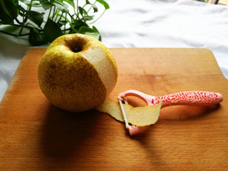 3、砂锅版糖水梨罐头,3、 用削皮刀将梨皮去掉。