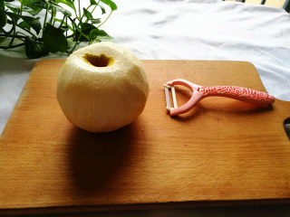 4、砂锅版糖水梨罐头,4、 整个去皮干净。