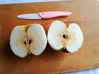 5、砂锅版糖水梨罐头,5、 用水果刀将梨一分为二