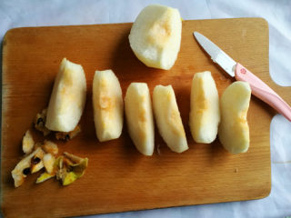 6、砂锅版糖水梨罐头,6、 去掉梨核。