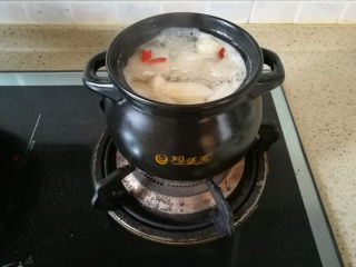 11、砂锅版糖水梨罐头,11、 待冰糖融化,尝下甜度后,加少量枸杞即关火。