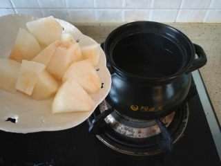 8、砂锅版糖水梨罐头,8、 灶上放一砂锅,加适量的水,我加了约3.5碗的水。烧开,将梨加入。