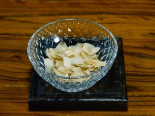 3、雾霾沙尘又来袭,清心润肺全靠它,百合有很高的药用价值。解毒、理脾健胃、利湿消积、宁心安神、促进血液循环等功效。主治劳嗽、咳血、虚烦惊悸等症