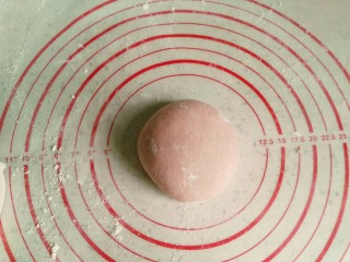 3、红薯包。,加了红曲粉的面粉。发酵好后的面团一定要排气、再揉，揉成表面光滑的面团。