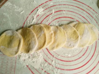 5、红薯包。,擀成圆片。