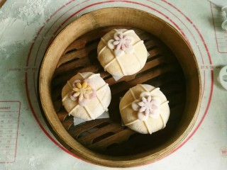 14、红薯包。,放入笼内，再次醒发10分钟。水开后蒸15分钟就ok啦。