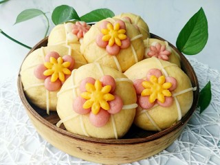 15、红薯包。,美不美？看图说话。咬一口。外皮是红薯和的面，一股淡淡的红薯香味，里面是红枣和红薯，香甜软糯。