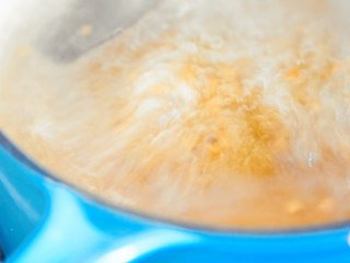 2、薏米冬瓜汤,加水煮开，转小火煮1个半小时