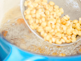 3、薏米冬瓜汤,煮至薏米开花