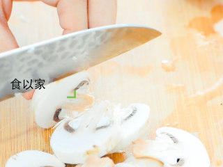 4、薏米冬瓜汤,冬瓜切片，鲜菇切片