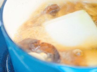 5、薏米冬瓜汤,放入冬瓜 莲子 鲜菇，继续煮半小时